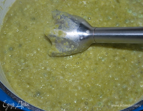 Пробейте все блендером до однородности (или оставьте кусочки гороха по желанию).