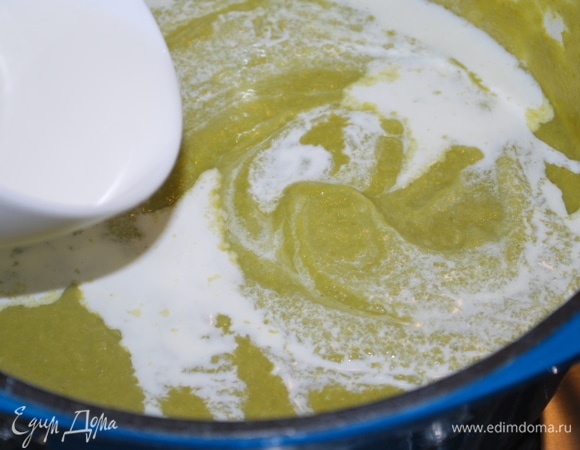 Влейте сливки (у меня сливки 10 %) и доведите суп-пюре до кипения.
