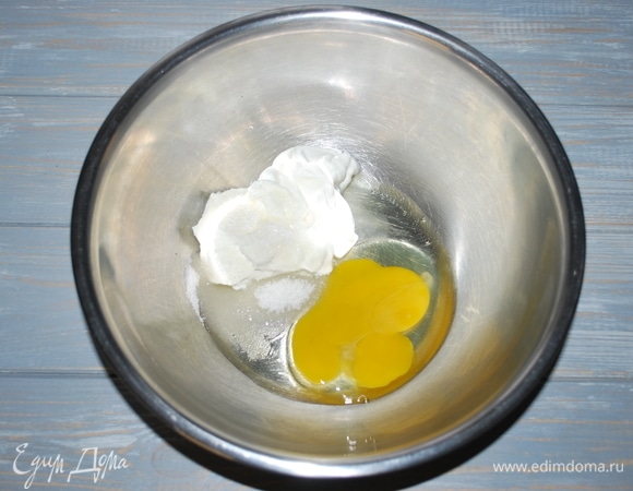 Для теста соедините яйцо, сметану, соль и сахар.