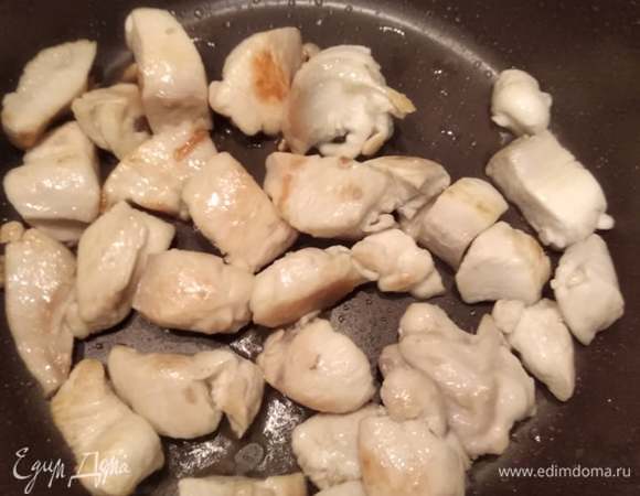 Куриное филе нарезать средним кубиком. В кастрюле с толстым дном или казане разогреть оливковое масло и обжарить филе до румяной корочки.