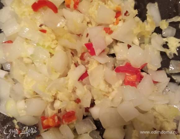 Мелко нарезать лук, чеснок, перец чили и натереть имбирь на мелкой терке. Обжарить эту смесь в оливковом масле.