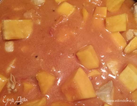 Влить бульон, добавить специи и посолить. Закрыть крышкой и тушить минут 40 до готовности мяса и овощей. Желательно не перемешивать рагу во время приготовления.