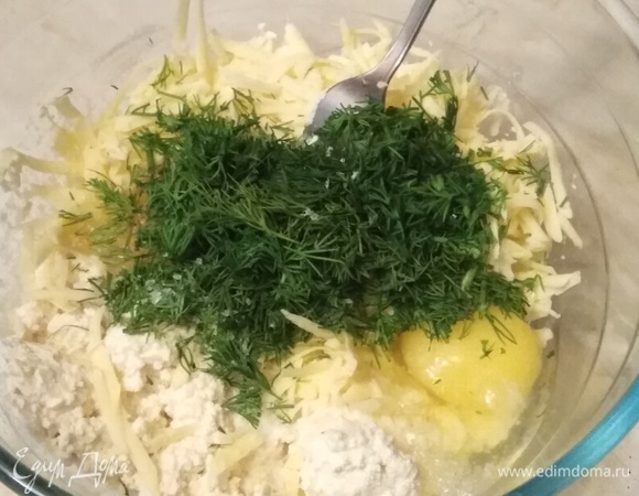 Творог посолить. Вбить яйца. Добавить натертый сыр и укроп. Перемешать.