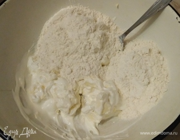 Муку смешать с размягченным маслом и сметаной. Замесить тесто.