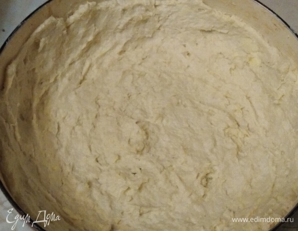 Тесто выложить в форму. Сделать бортики.