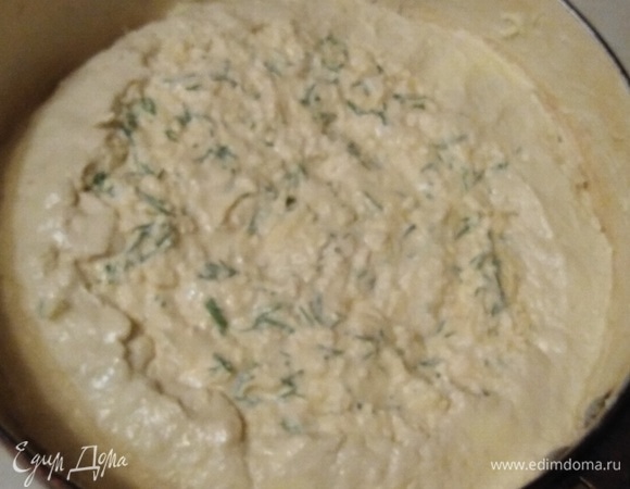 Выложить начинку. Бортики завернуть к центру.