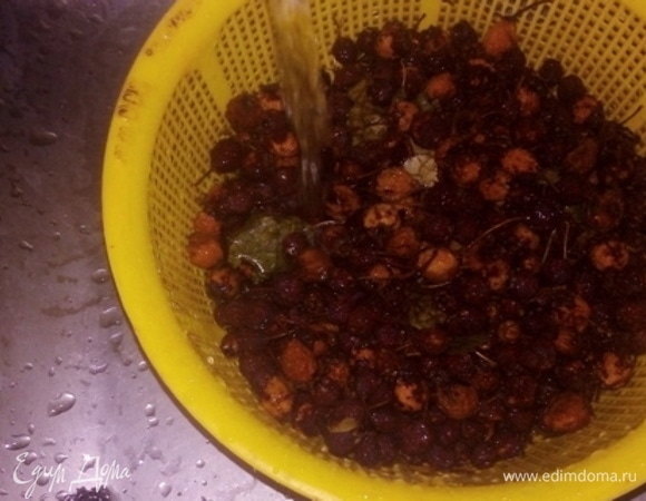 Промоем хорошенько боярышник, а если попадется два-три листочка боярышника, не выкидывайте — они тоже полезны.