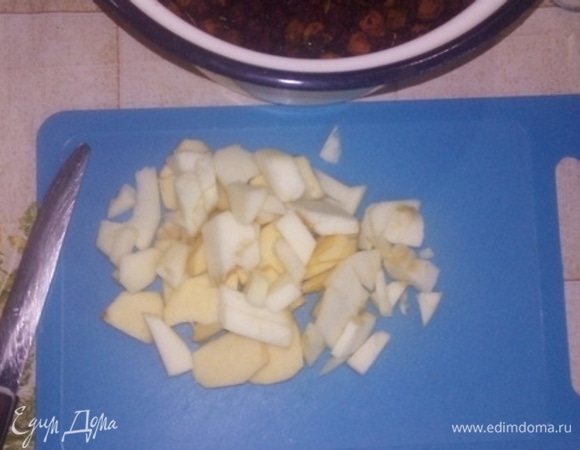 Очищаем яблоки. Мне нравится есть их очищенными из компота, вы можете не очищать. Некрупно нарезаем.