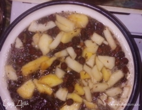 В кастрюлю опускаем наши фрукты, ягоды и заливаем двумя литрами воды. Доводим до кипения на среднем огне и кипятим пять минут. Выключаем огонь.