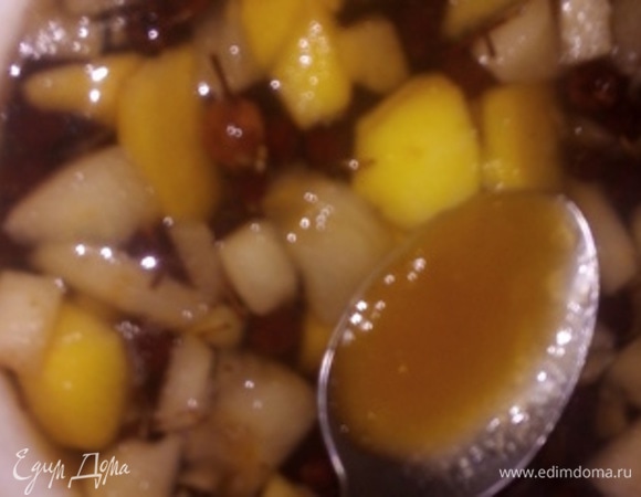 В горячий напиток кладем мед. Еще добавляем корочку мандарина и цедру лимона. Можно положить корицу (половину чайной ложки) для аромата. Закрываем крышкой кастрюлю и оставляем до полного охлаждения. Можете процедить и убрать в холодильник. Нет ничего лучше, чем приготовить любимый напиток самому, а после наслаждаться. А вы знали, что если перемолоть сушеные плоды боярышника, можно сделать муку? А если размешать с медом, получить полезную и вкусную начинку для пирогов.