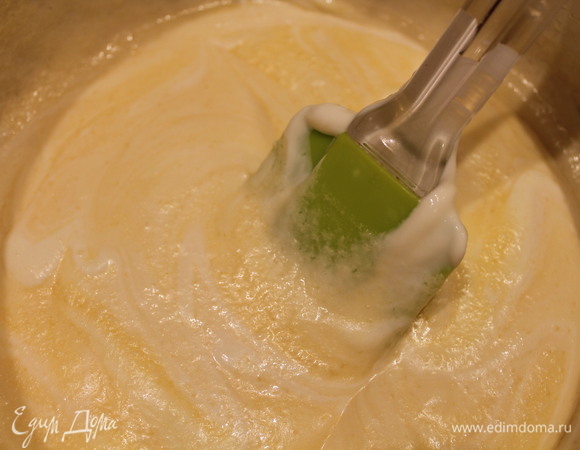 Постепенно соединяем ингредиенты силиконовой лопаточкой.