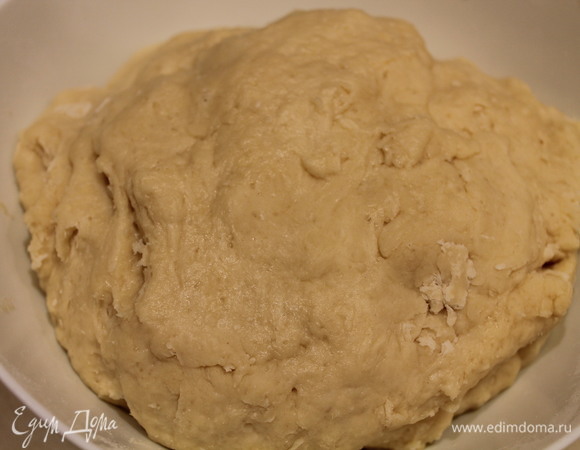 Тесто замешиваем некрутое, но чтобы не сильно прилипало к рукам. Убираем в холодильник на 1 час.