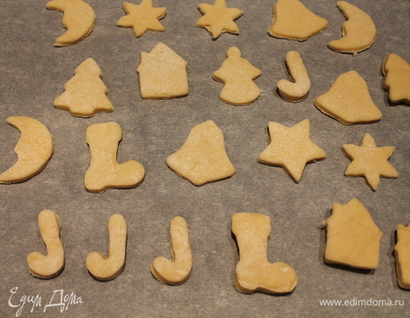 На бумагу для выпечки выкладываем печенье и ставим в разогретую до 180°C духовку. У меня выпекалось печенье примерно 7–8 минут.