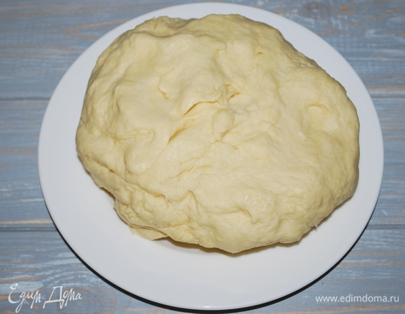 Тесто получается мягкое. Заверните его в пленку и уберите в холодильник (на то время, пока будете готовить начинку).
