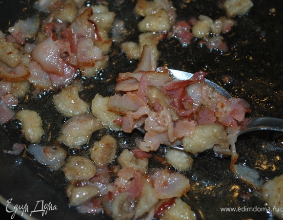 Для начинки я обжарила бекон и кусочки гуся с жиром (фарш у меня нежирный).