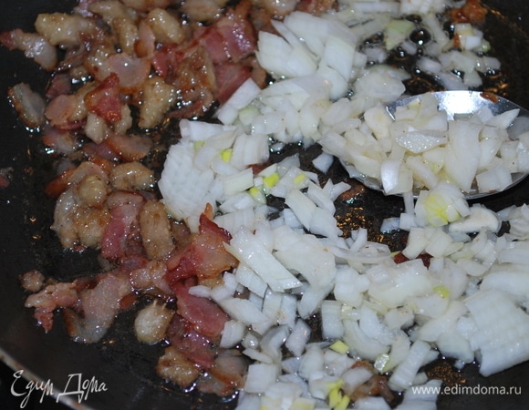 Вместе с беконом обжарьте лук.