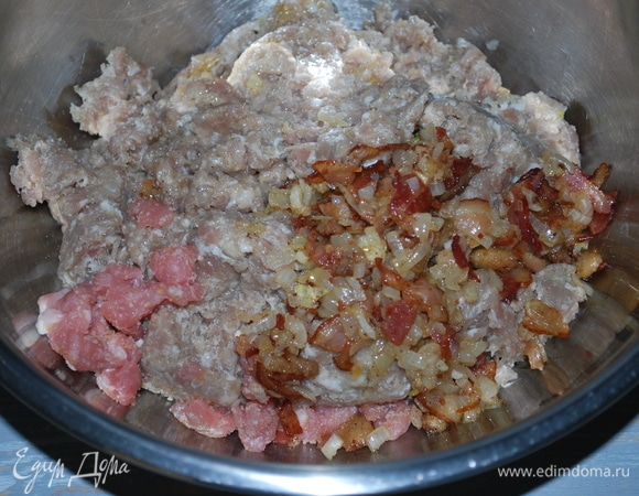Фарш посолите и поперчите по вкусу, добавьте нарезанные кусочки куриного филе и обжаренный бекон с луком.
