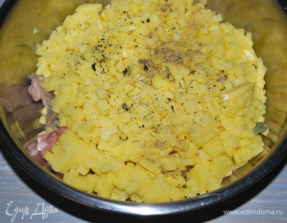 К фаршу добавьте нарезанный мелко сырой картофель и ароматные травы на свое усмотрение (я добавила сухой базилик). Хорошо перемешайте начинку, посолите и поперчите начинку для пирога.