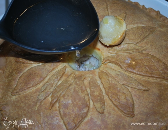 Примерно через 1,5 часа достаньте пирог из духовки, откройте крышечку теста и влейте внутрь пирога горячий бульон, закройте крышечку из теста. И еще поставьте пирог в духовку на 15–20 минут.