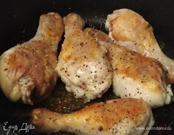 Ножки перевернуть. Еще раз посолить, поперчить, посыпать тмином. Продолжить жарить под крышкой еще 15 минут.