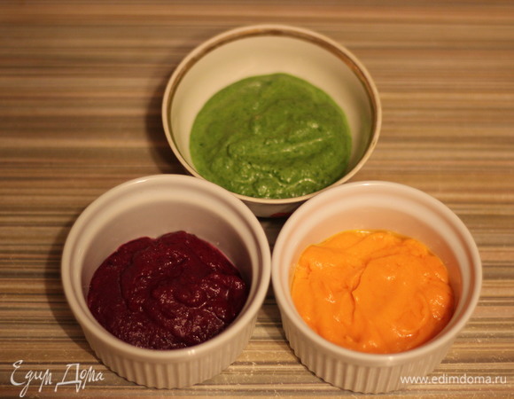 Погружным блендером в отдельных емкостях измельчить овощи и зелень. Добавить в каждую емкость по 1,5 ст. л. растительного масла, перемешать.