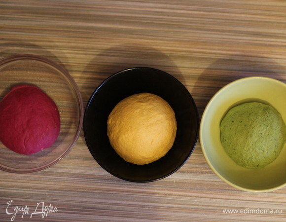 Вымесить мягкое пластичное тесто. Тесто будет липкое вначале из-за овощных добавок, муки добавляйте по чуть-чуть — мука у всех разная, но нельзя тесто забивать мукой. Когда тесто будет отлипать от рук, сформируйте из него шар и уложите в миску, смазанную растительным маслом.