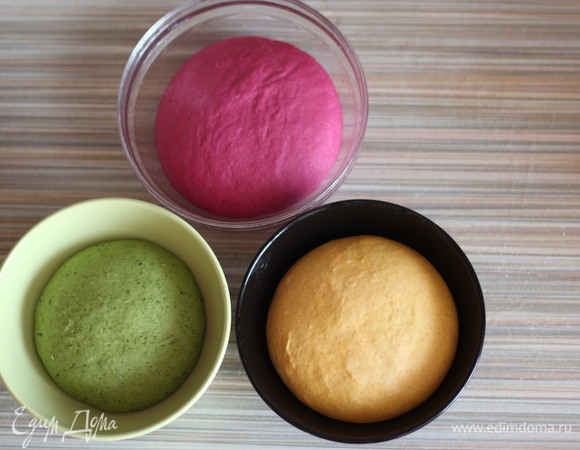 Накройте пищевой пленкой, оставьте на 1,5 часа в теплом месте подходить. Тесто должно увеличиться почти вдвое.