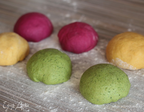 Подошедшее тесто обомните, разделите каждый вид на 2 части, сформируйте шарики и оставьте на 15 минут под полотенцем.