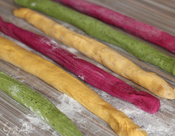 Затем каждый шарик раскатайте в жгуты длиной 25–30 см.