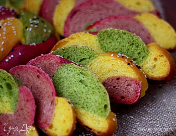 Готовые плетенки остудить на решетке под полотенцем. Я всегда смазываю горячий хлеб сливочным маслом, тогда корочка будет блестящей и мягкой.