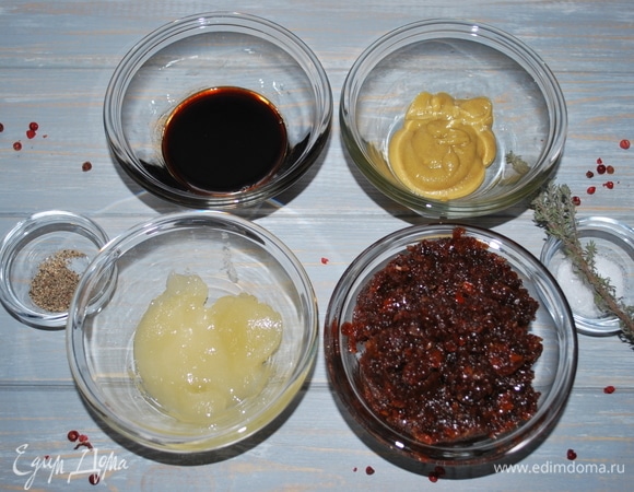 Для маринада я взяла горчицу, мед, гранатовый соус, смесь перцев, соль и тимьян. Смешала все вместе.