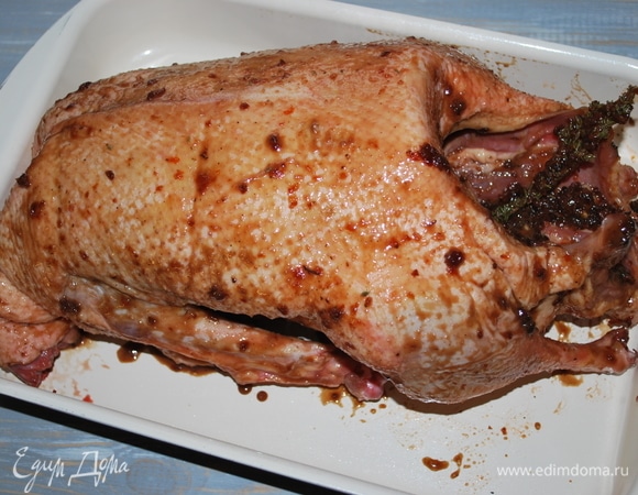 Хорошо смажьте гуся маринадом с обеих сторон (у меня гусь в маринаде настаивался около 20 часов).