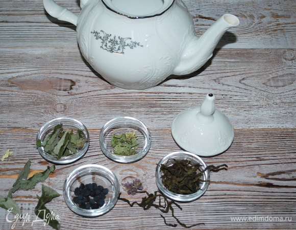Иван-чай, мяту, цветы жасмина, лофант — все это я заготовила летом.