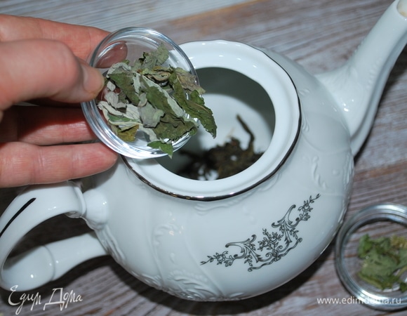 Травы засыпала в чайник и залила кипятком. Дала настояться 4–5 минут.
