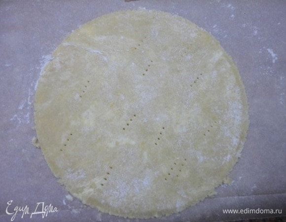 Готовое тесто я разделила на 5 частей (примерно по 130 г) и раскатывала прямо на пекарской бумаге, слегка посыпая ее мукой. Обязательно надо наколоть корж и выпекать 10–12 минут (следите по своей духовке) при температуре 200°C.