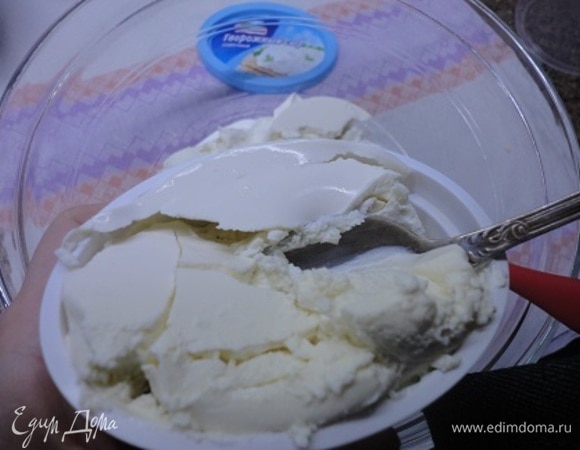 Пока коржи остывают, приготовим крем. Для этого соединим 400 мл сметаны 20% жирности с 2 коробочками творожного сыра Hochland.