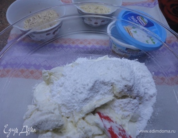 Досыпаем сахарную пудру и взбиваем миксером.