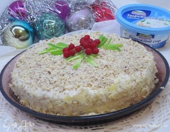 Остывшие коржи промазываем кремом. Также смазываем бока и украшаем их миндальными лепестками. Верх посыпаем миндальной крошкой и украшаем по своему усмотрению.