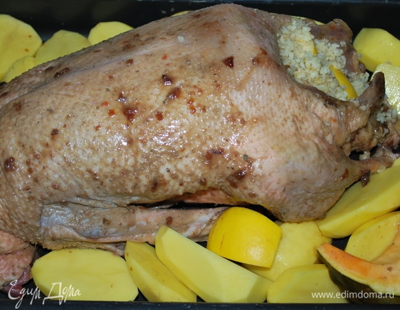 В день приготовления выложите на противень с гусем овощи (я взяла картофель, айву, тыкву и яблоки).