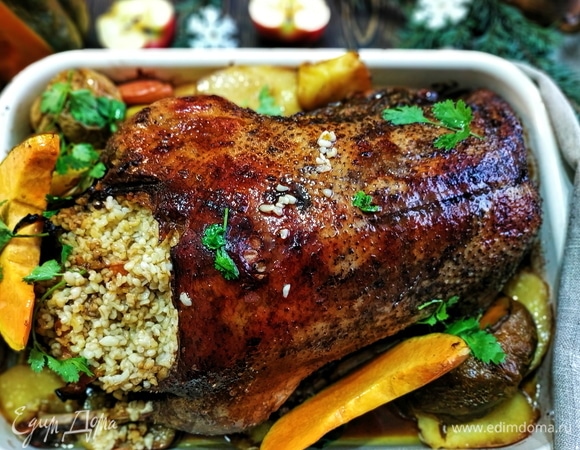 Ароматный румяный гусь на столе. Приятного аппетита.