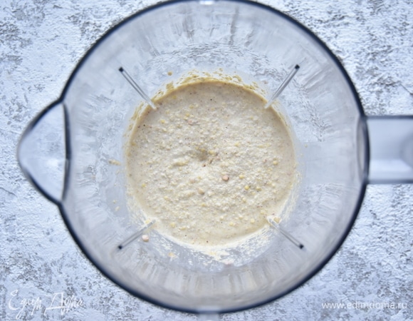 Слить воду с гречки и пшена и измельчить зерна в блендере. Желательно, чтобы текстура осталась неоднородной и были неразмолотые зерновые вкрапления.