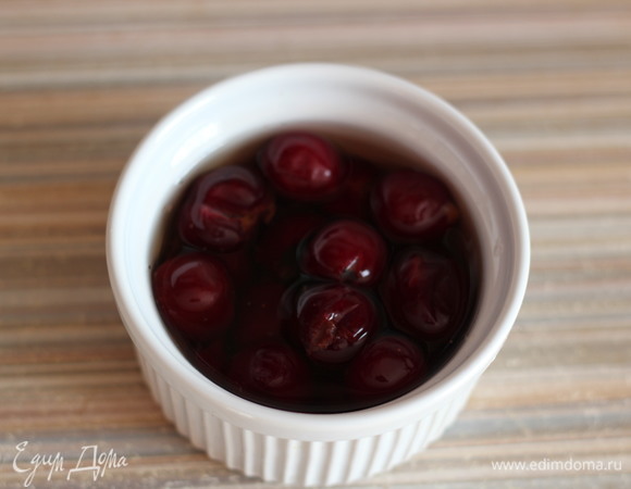 Замариновать вишню (если замороженная, то предварительно разморозить и слить воду): залить коньяком, добавить 1/2 ч. л. сахара.