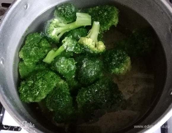 Отварить брокколи. Остудить и разобрать на мелкие соцветия.