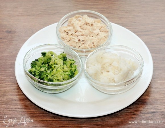 Приготовим начинку. Отварить куриную грудку в подсоленной воде с добавлением лаврового листа и перца горошком. Охладить и разобрать по волокнам или мелко нарезать. Брокколи бланшировать в кипящей воде минуты 3. Затем остудить и мелко нарезать. Рис отварить до готовности.