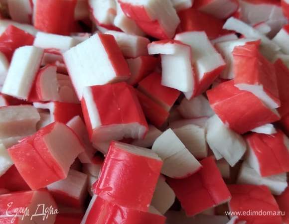 Нарезать крабовые палочки.