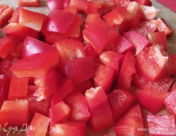 Болгарский перец очистить от семян и нарезать.
