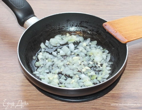Очищенные репчатый лук и чеснок мелко нарезать и обжарить на растительном масле до прозрачности.