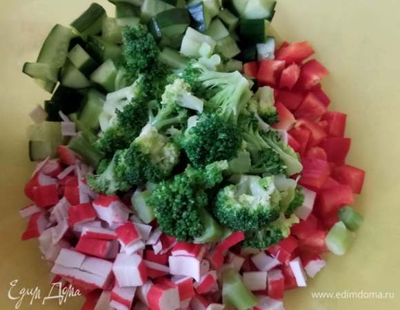 Соединить брокколи, перец, огурец и крабовые палочки, посолить и заправить салат. Я заправляла майонезом и сметаной 1:1. Вы выбирайте заправку на свой вкус. Можно добавить зелень или сушеные травки. Приятного аппетита!