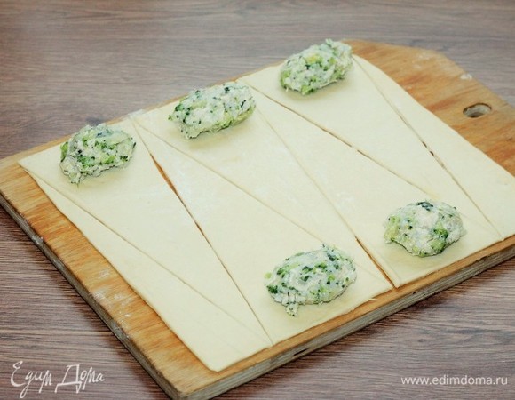 В каждый треугольник выложить начинку.