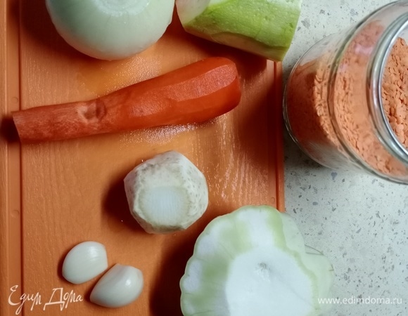 Выкладываю фото ингредиентов, чтобы было понятно, какого размера сельдерей и патиссон. Первый был размером с яйцо категории С0, второй — два яйца С0. Хотя все понимают, что указанное в рецептуре кол-во приблизительное и зависит от вкуса.